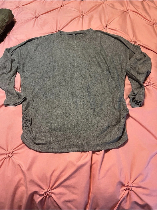 Ofeefan Tops - Long Sleeve Top in Gray Size Medium Like New